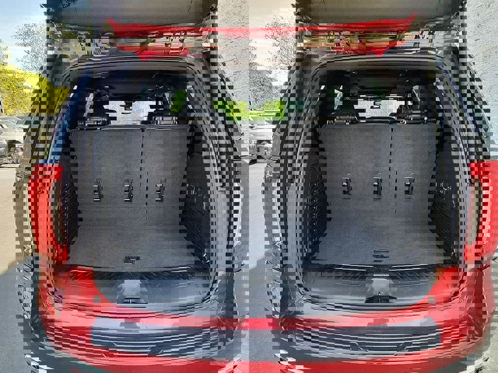 Used 2024 GMC Yukon SLT w/ SLT Premium Package image 26