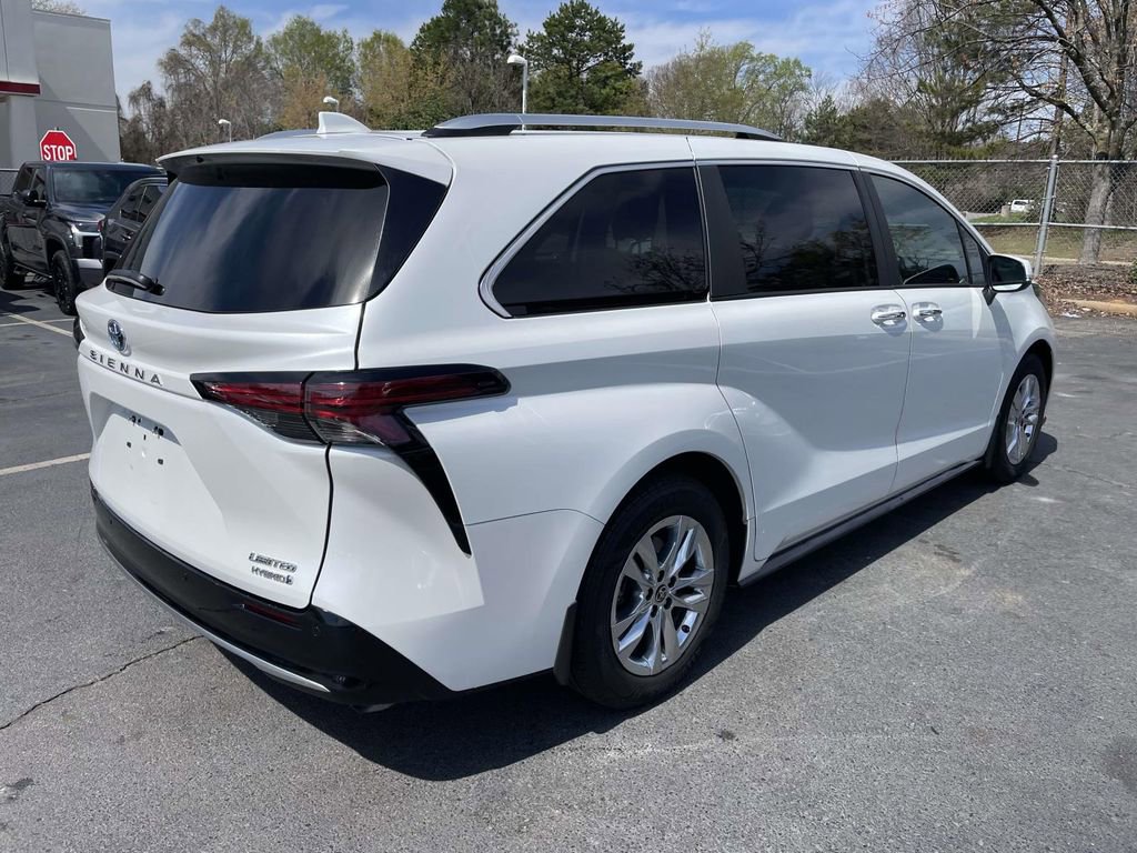 Used 2023 Toyota Sienna Limited image 9