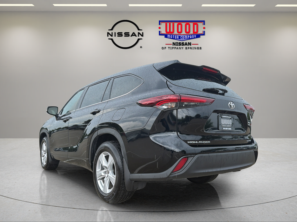 Used 2024 Toyota Highlander LE AWD/4WD image 4