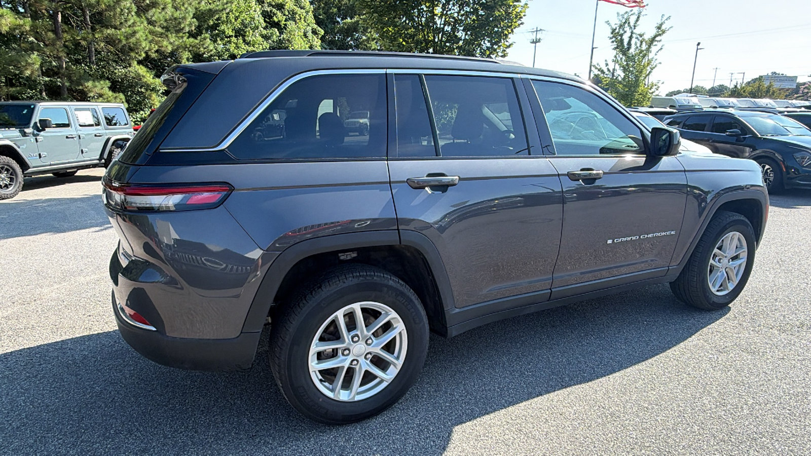 Used 2025 Jeep Grand Cherokee Laredo X RWD image 8