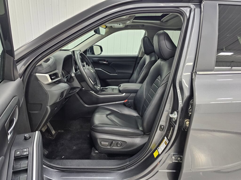 Used 2024 Toyota Highlander XLE AWD/4WD image 9