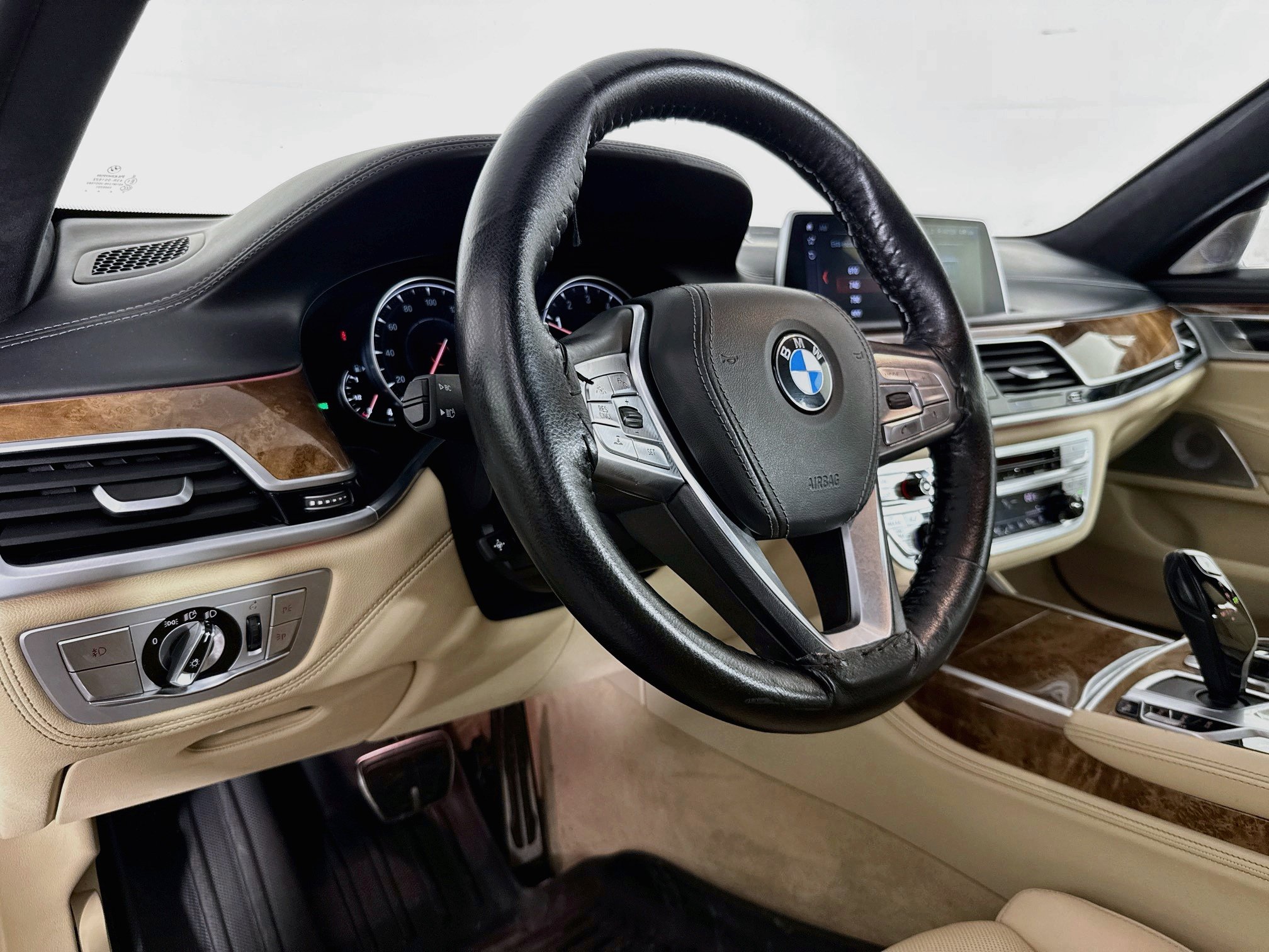 Used 2018 BMW 750i RWD image 21