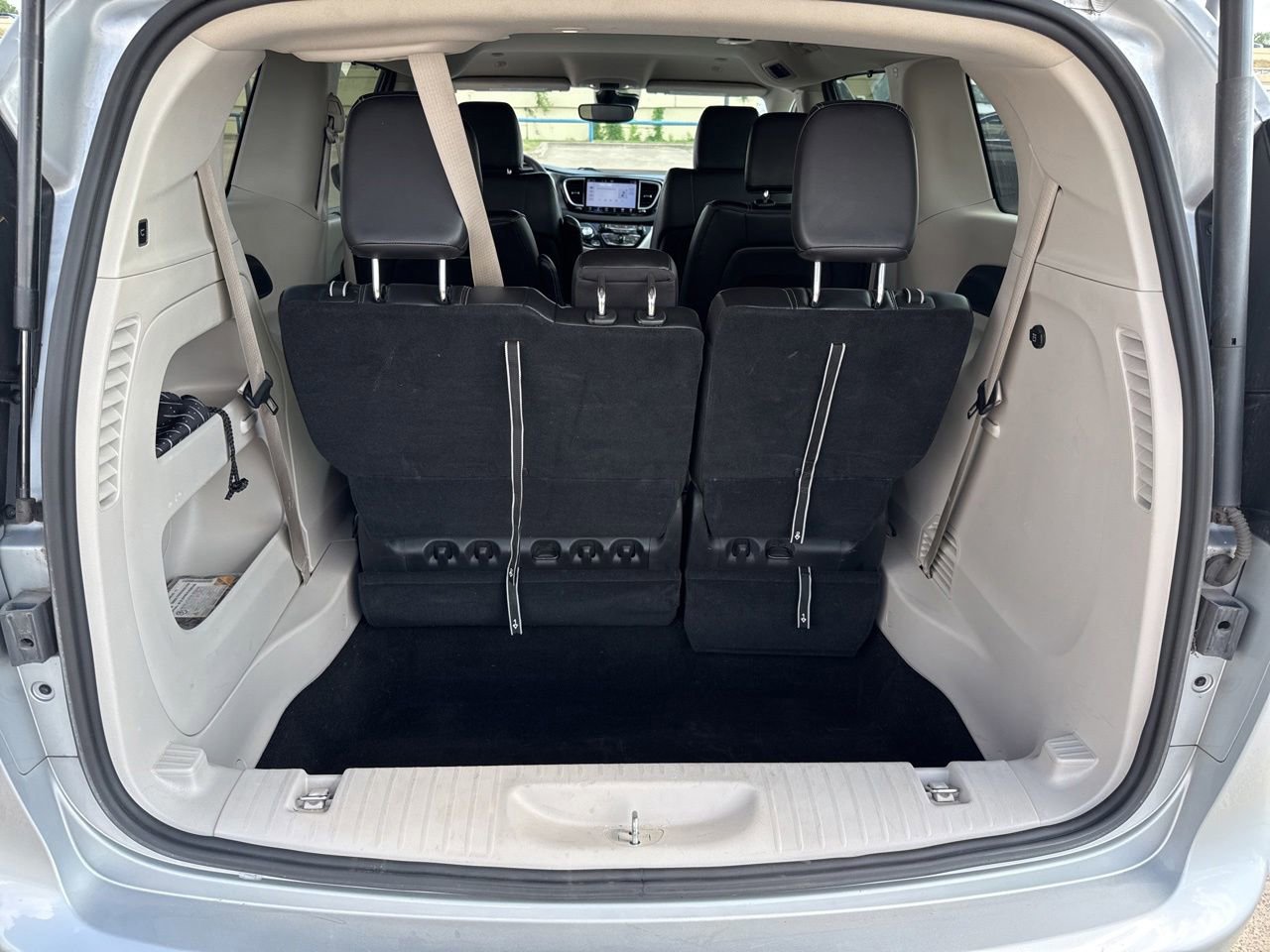Used 2023 Chrysler Pacifica Touring-L FWD image 10