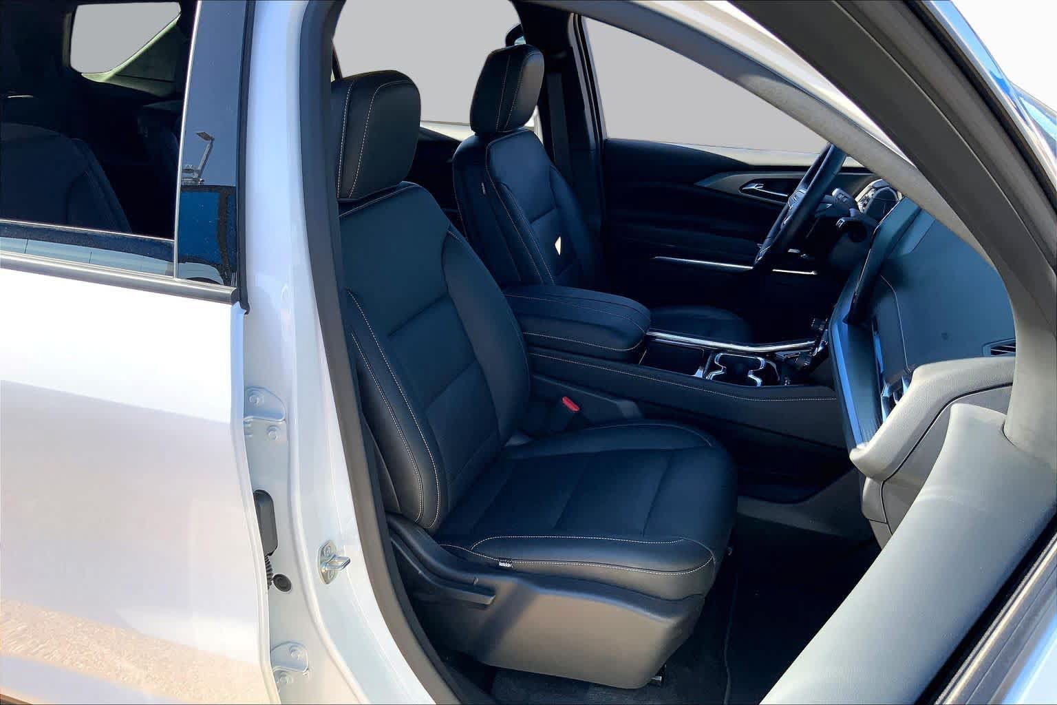 Used 2025 Chevrolet Traverse LT FWD image 9