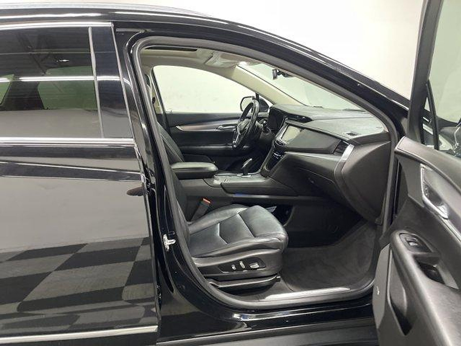 Used 2018 Cadillac XT5 Premium Luxury FWD image 19