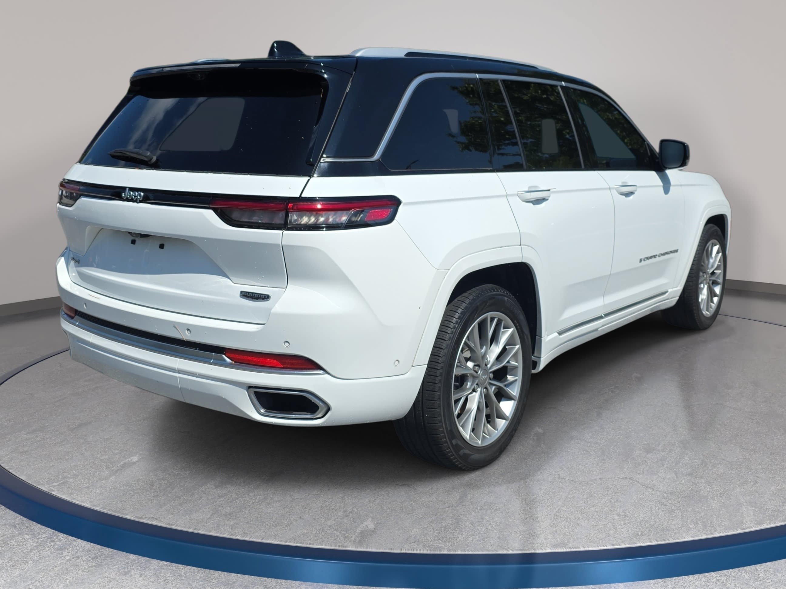 Used 2023 Jeep Grand Cherokee Summit w/ Adv Protech Group IV AWD/4WD image 5
