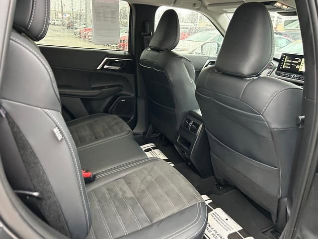 Used 2025 Mitsubishi Outlander SE image 28