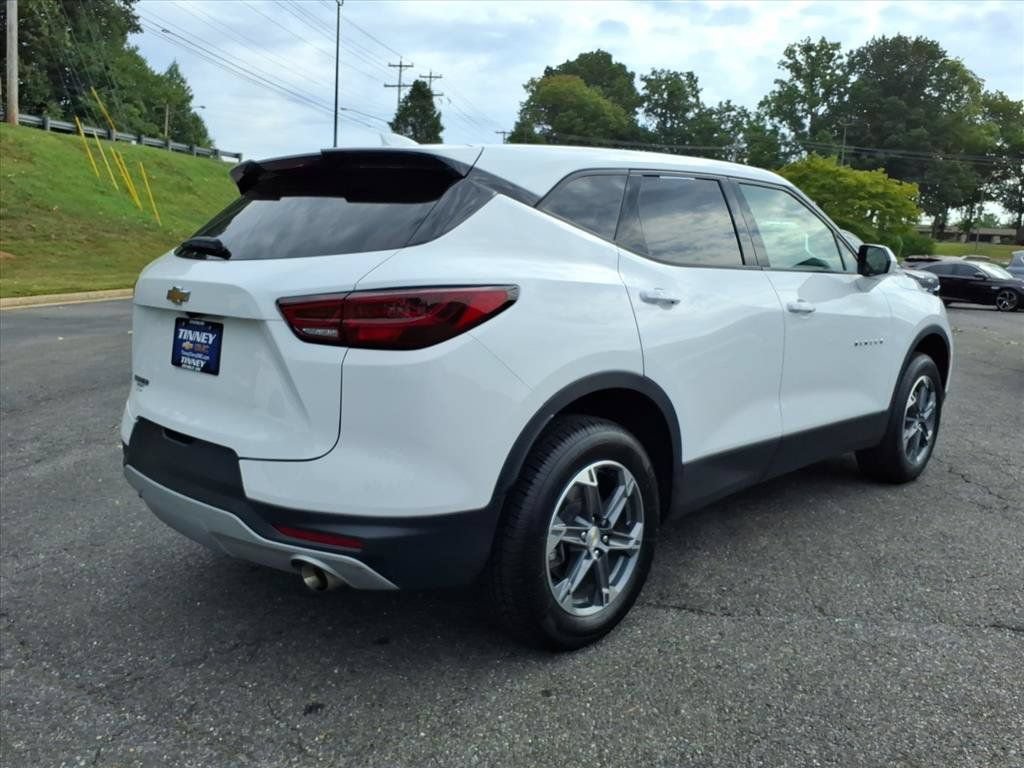 Used 2025 Chevrolet Blazer LT FWD image 3