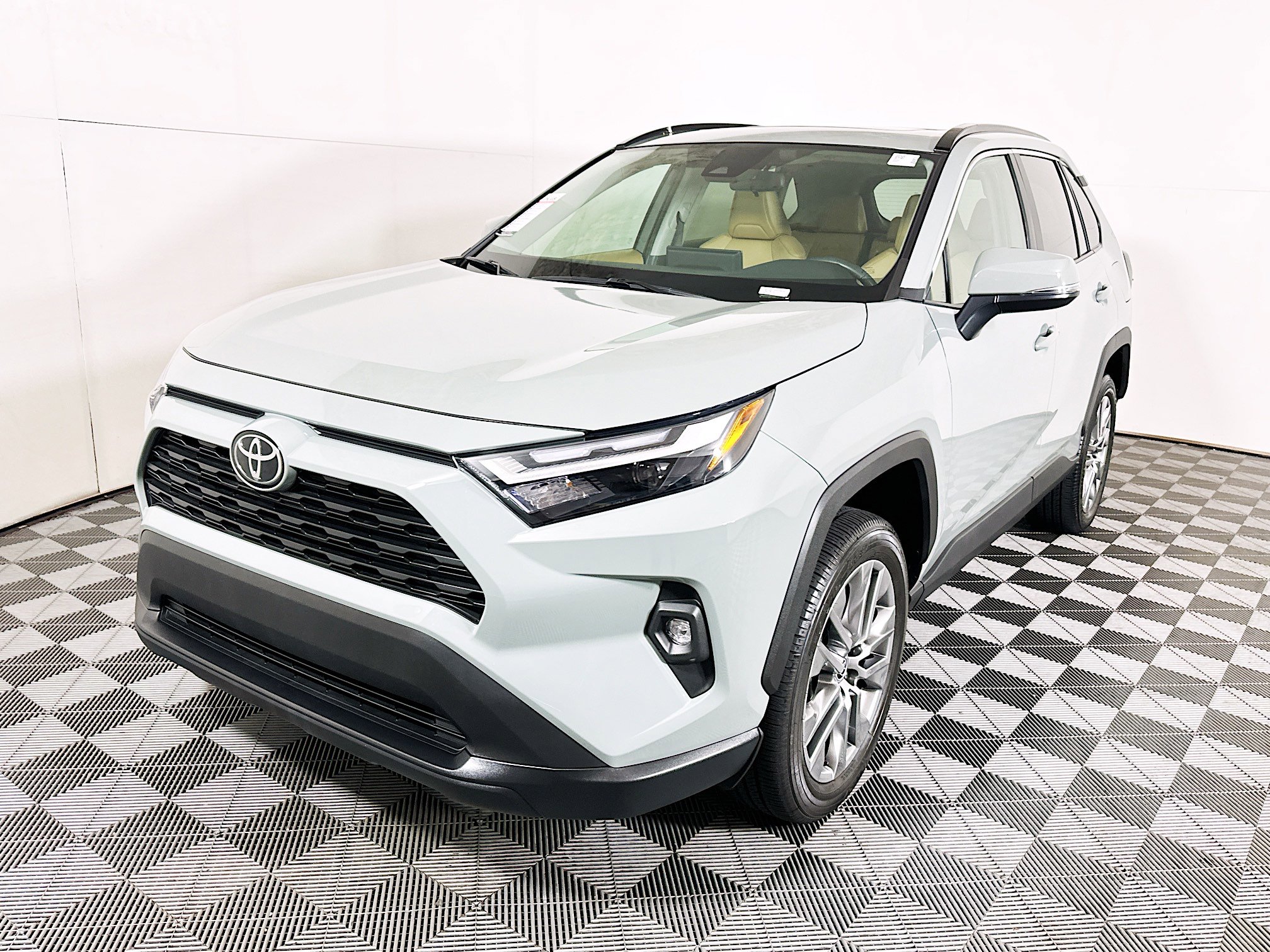 Used 2023 Toyota RAV4 XLE Premium FWD image 7