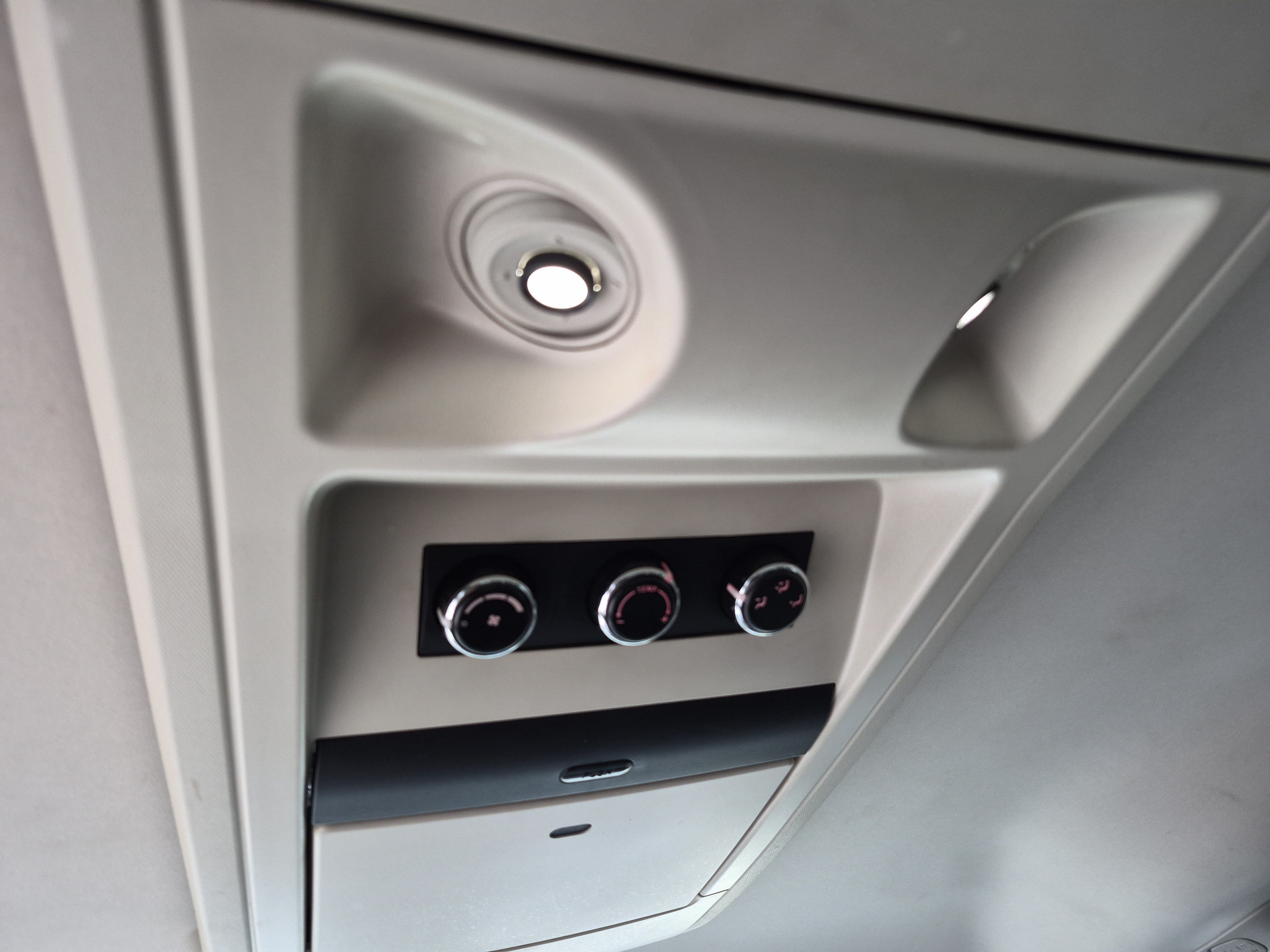 Used 2010 Volkswagen Routan SE FWD image 20