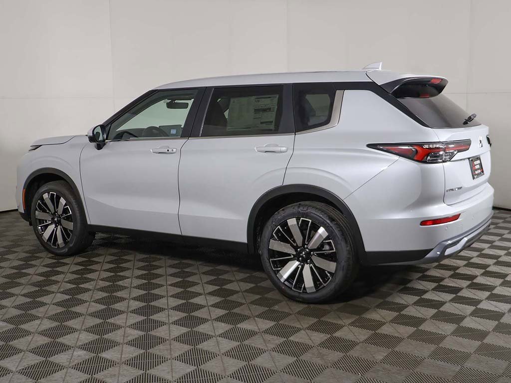New 2025 Mitsubishi Outlander SE image 15