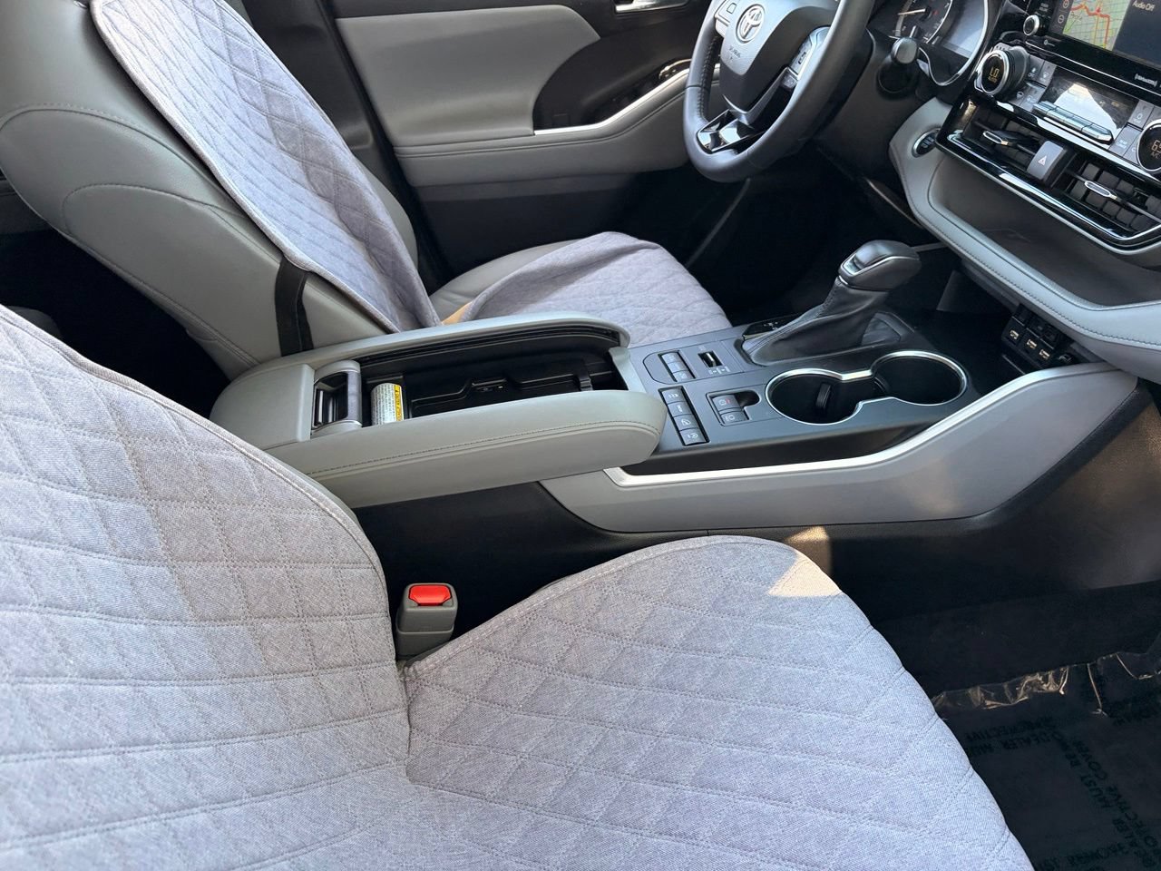 Used 2021 Toyota Highlander XLE AWD/4WD image 8