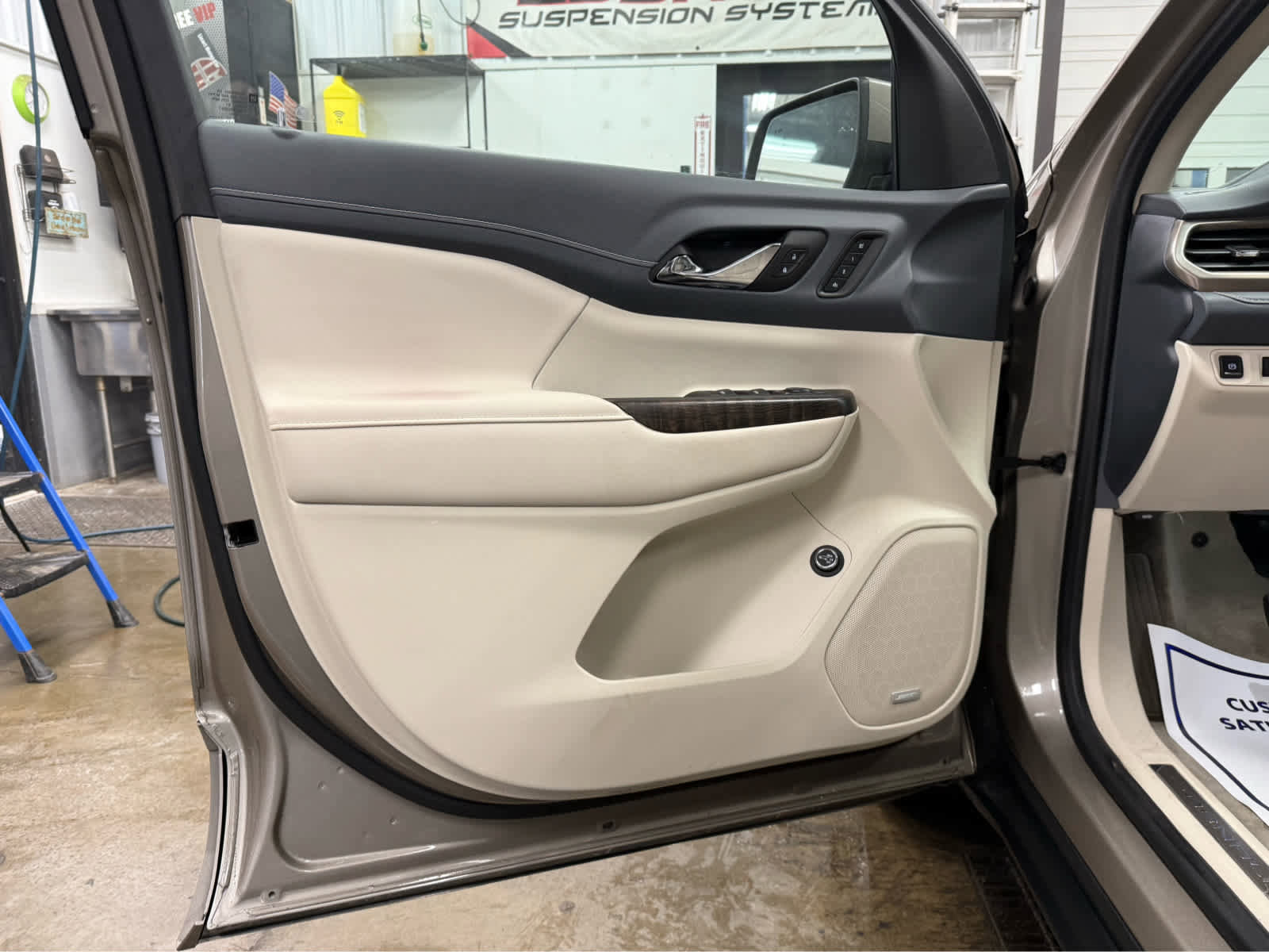 Used 2023 GMC Acadia Denali w/ Denali Technology Package image 19