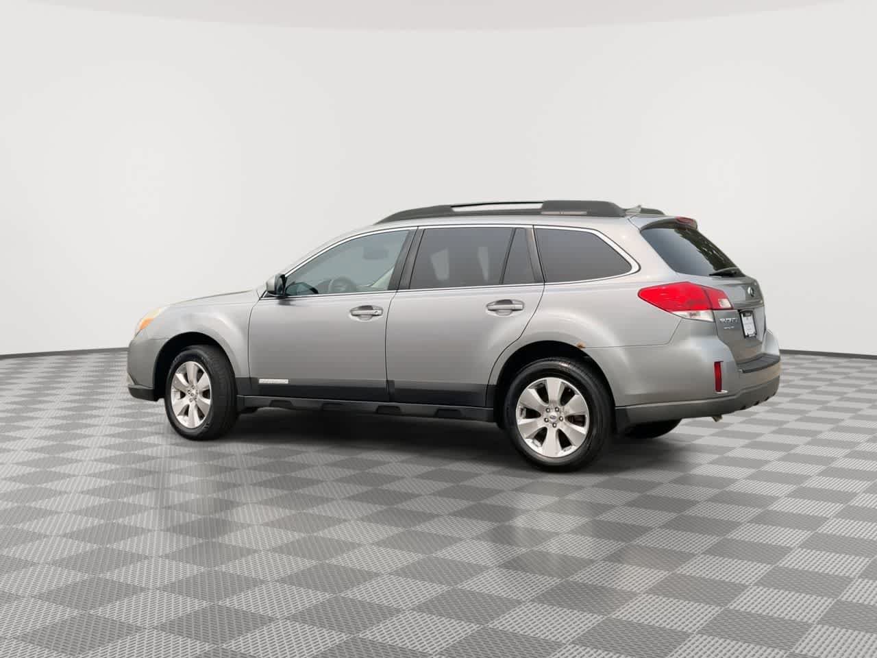 Used 2011 Subaru Outback 3.6R Limited w/ PWR Moonroof Pkg AWD/4WD image 6
