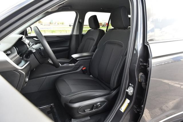 Used 2024 Jeep Grand Cherokee Laredo AWD/4WD image 19
