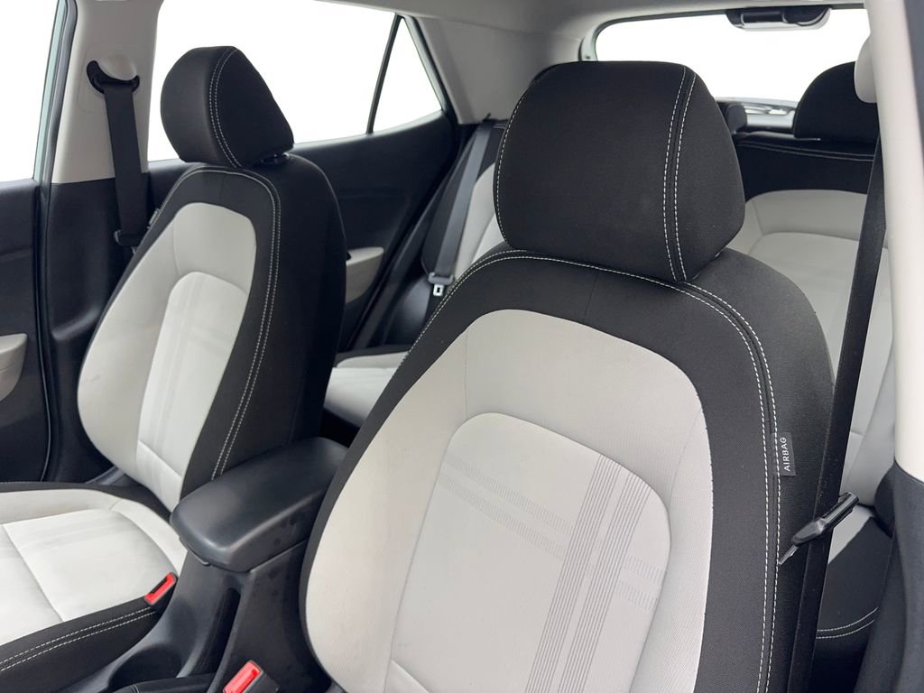 Used 2025 Hyundai Venue SEL image 25