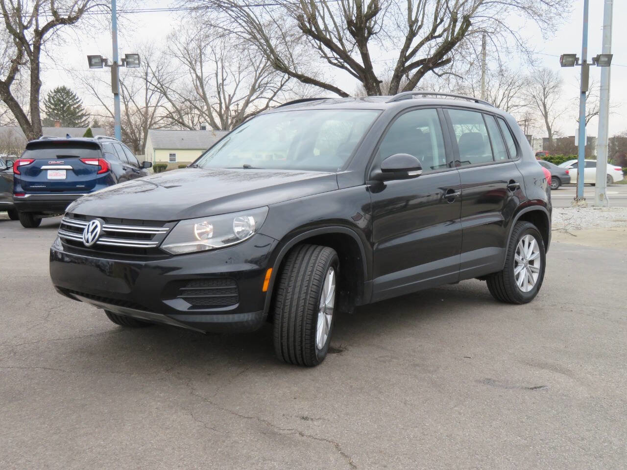 Used 2017 Volkswagen Tiguan S image 2