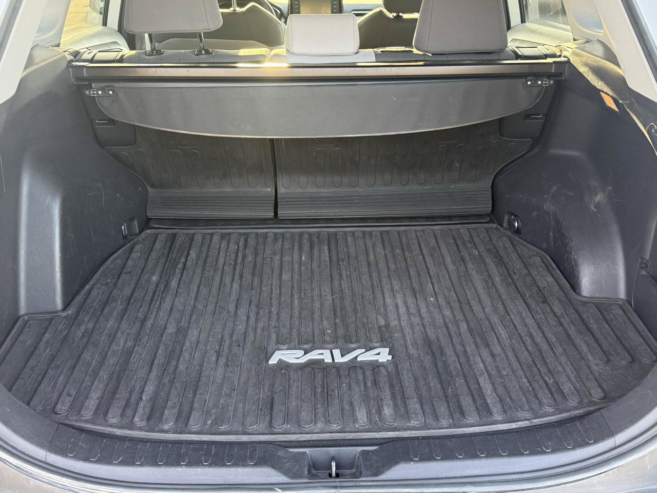 Used 2021 Toyota RAV4 XLE AWD/4WD image 16
