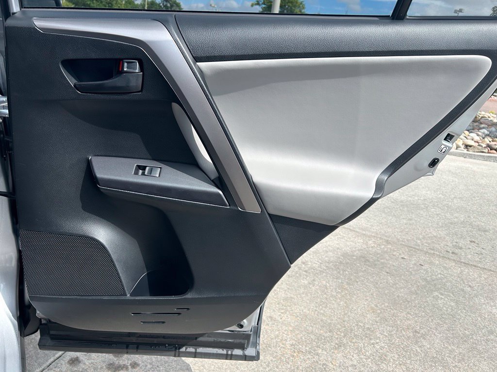 Used 2018 Toyota RAV4 LE AWD/4WD image 28