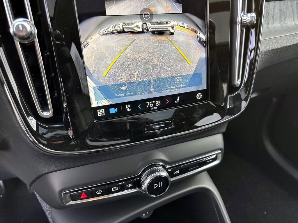 Certified 2025 Volvo XC40 B5 Plus w/ Protection Package Premier image 21