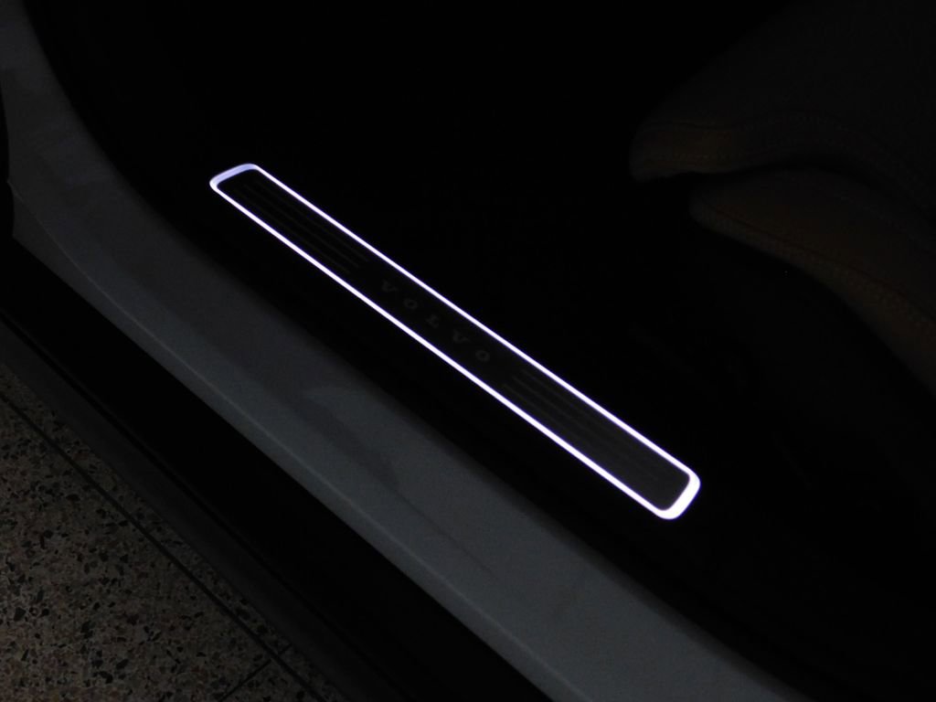 Used 2026 Volvo V90 B6 Cross Country Ultra image 28