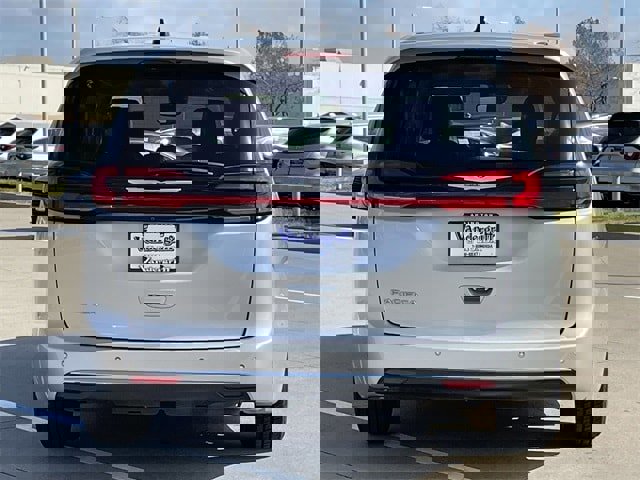 Used 2024 Chrysler Pacifica Touring-L image 5