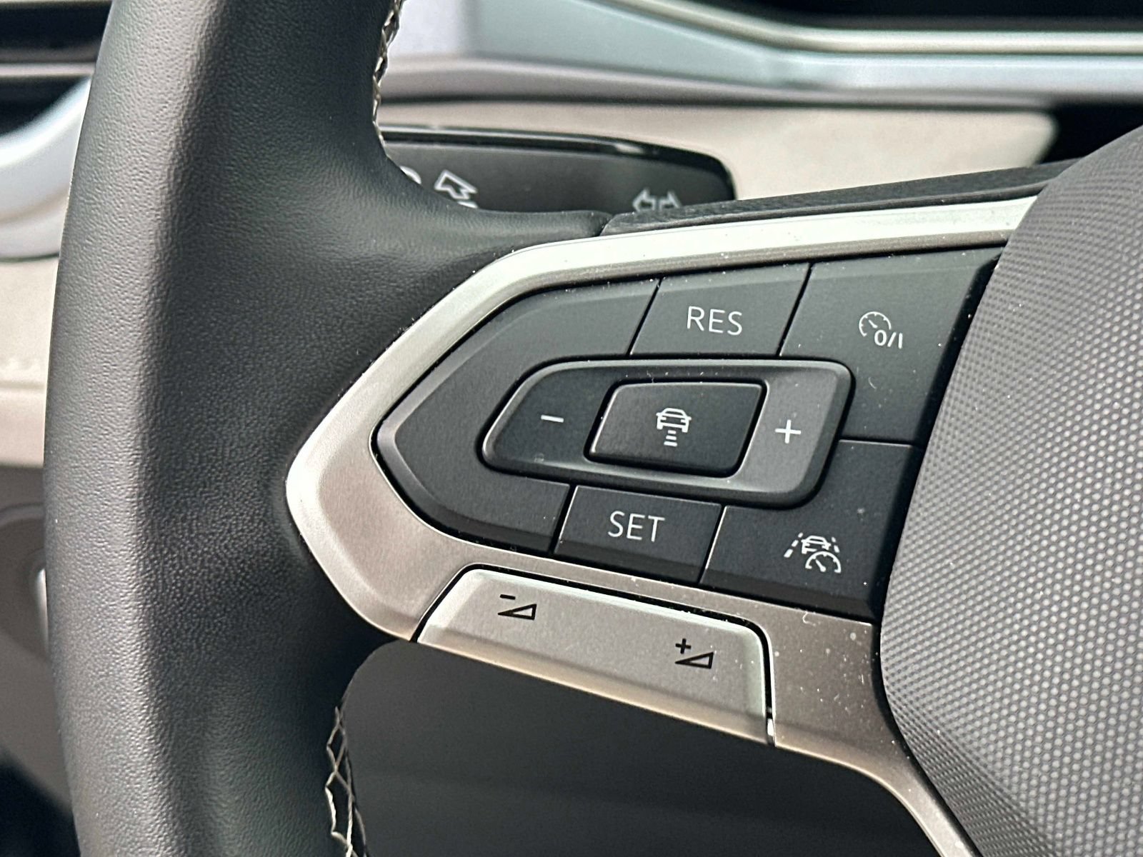Certified 2025 Volkswagen Taos SE AWD/4WD image 22
