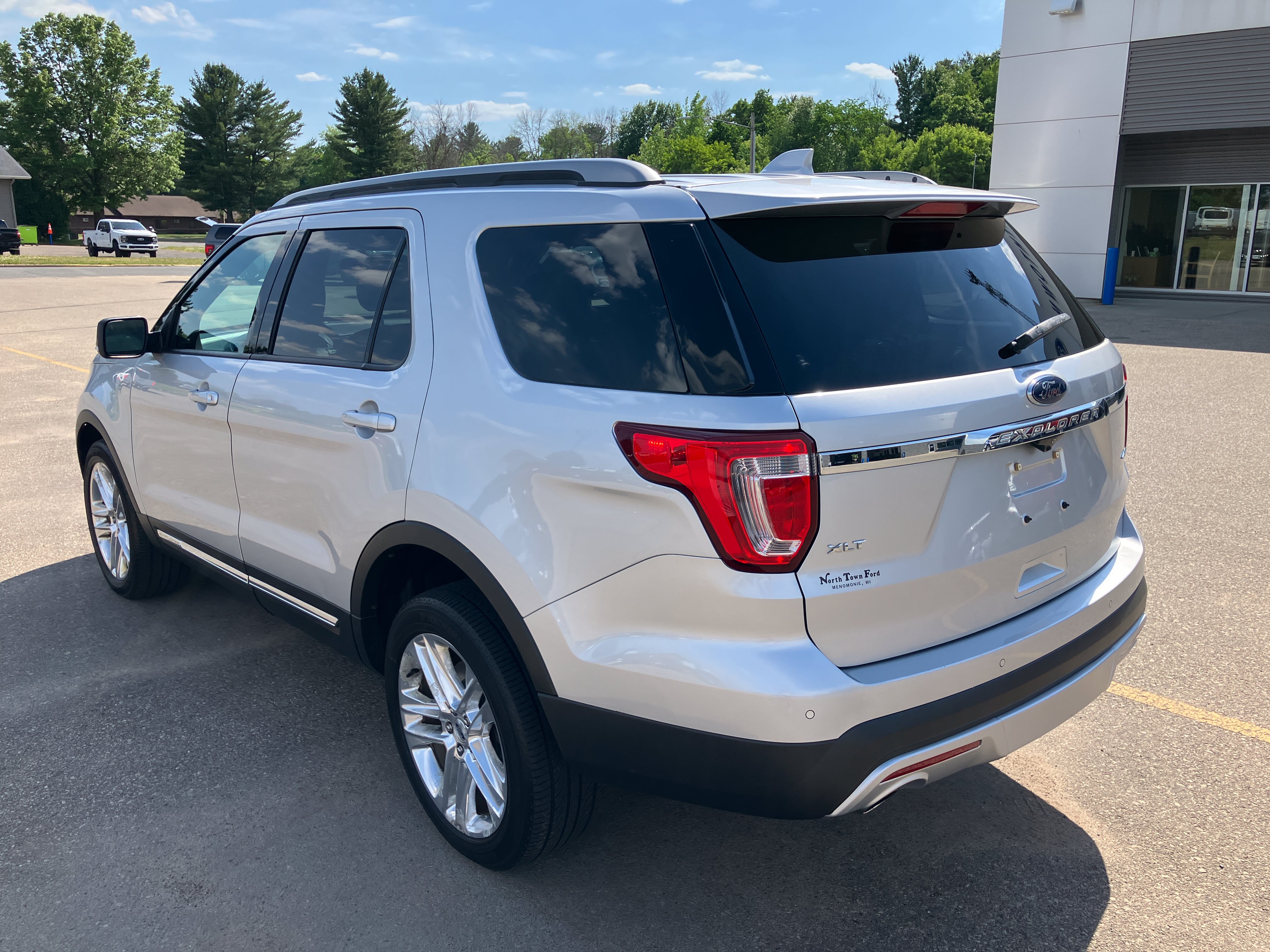 Used 2017 Ford Explorer XLT w/ Equipment Group 202A AWD/4WD image 8