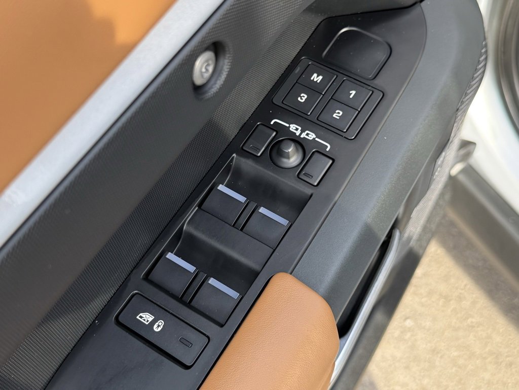 Certified 2023 Land Rover Defender 110 X-Dynamic SE image 17