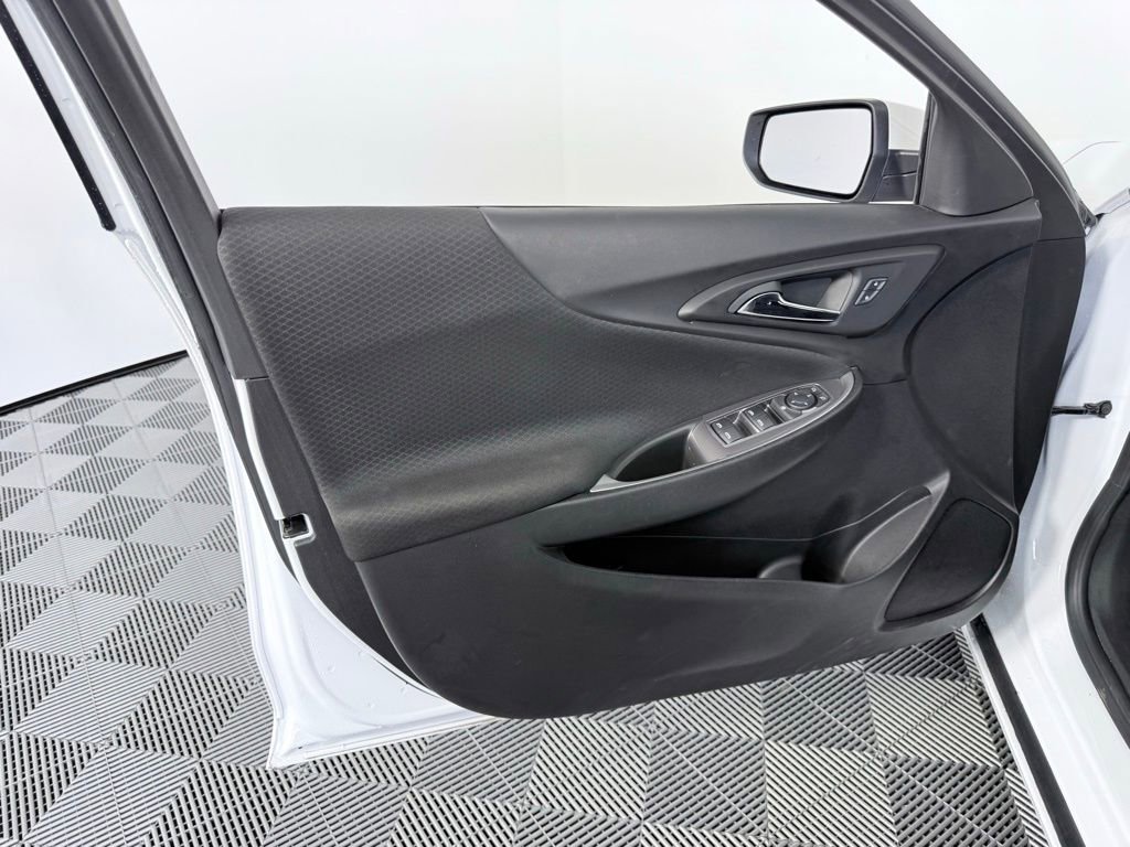 Used 2025 Chevrolet Malibu LT image 9