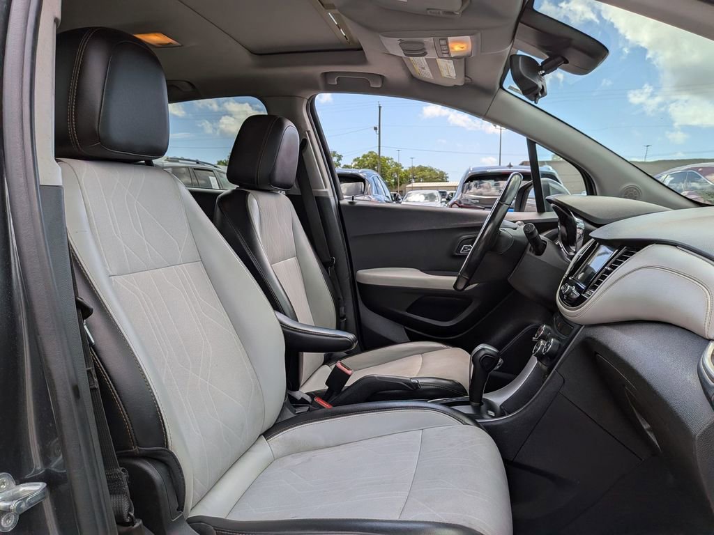 Used 2019 Chevrolet Trax LT w/ Sun & Sound Package FWD image 28