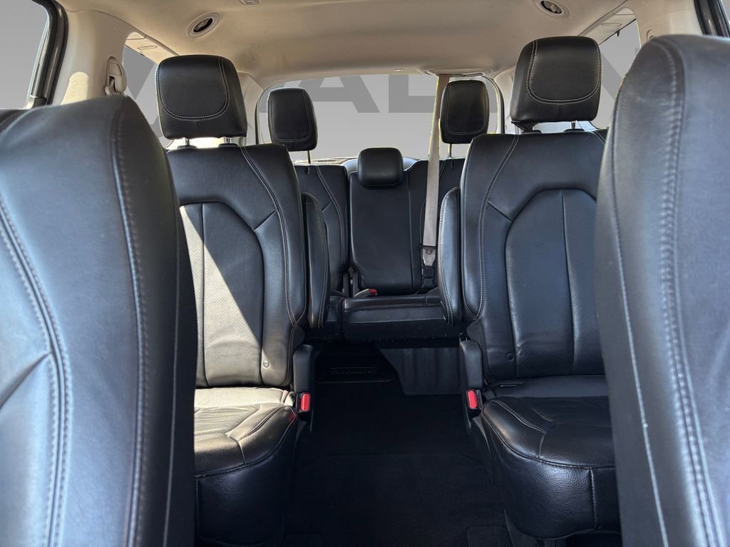 Used 2023 Chrysler Pacifica Touring-L FWD image 2