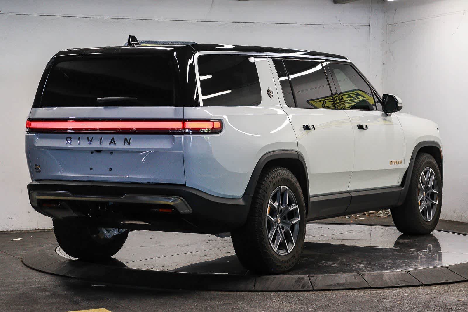 Used 2023 Rivian R1S Adventure AWD/4WD image 4