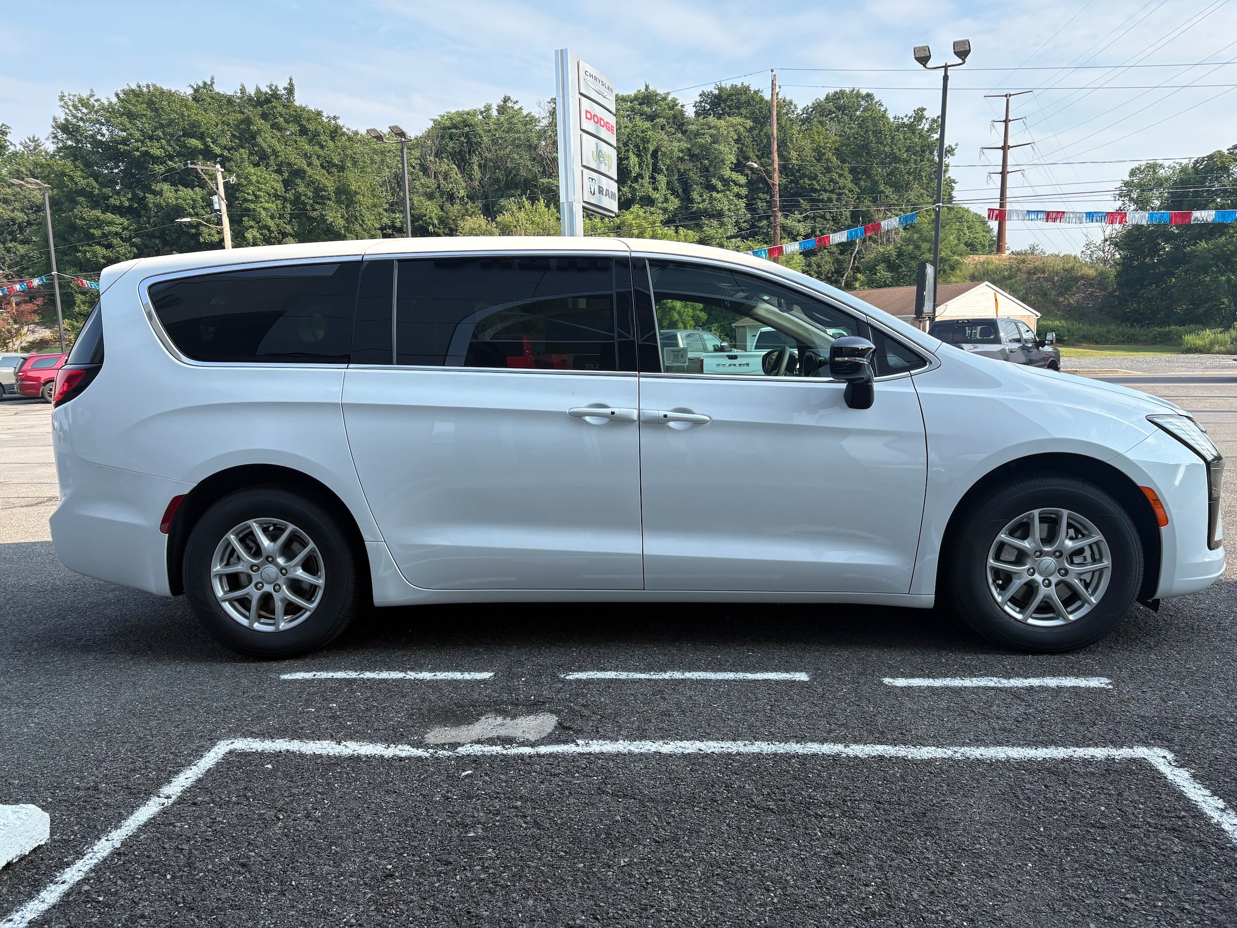 New 2027 Chrysler Pacifica Select FWD image 6