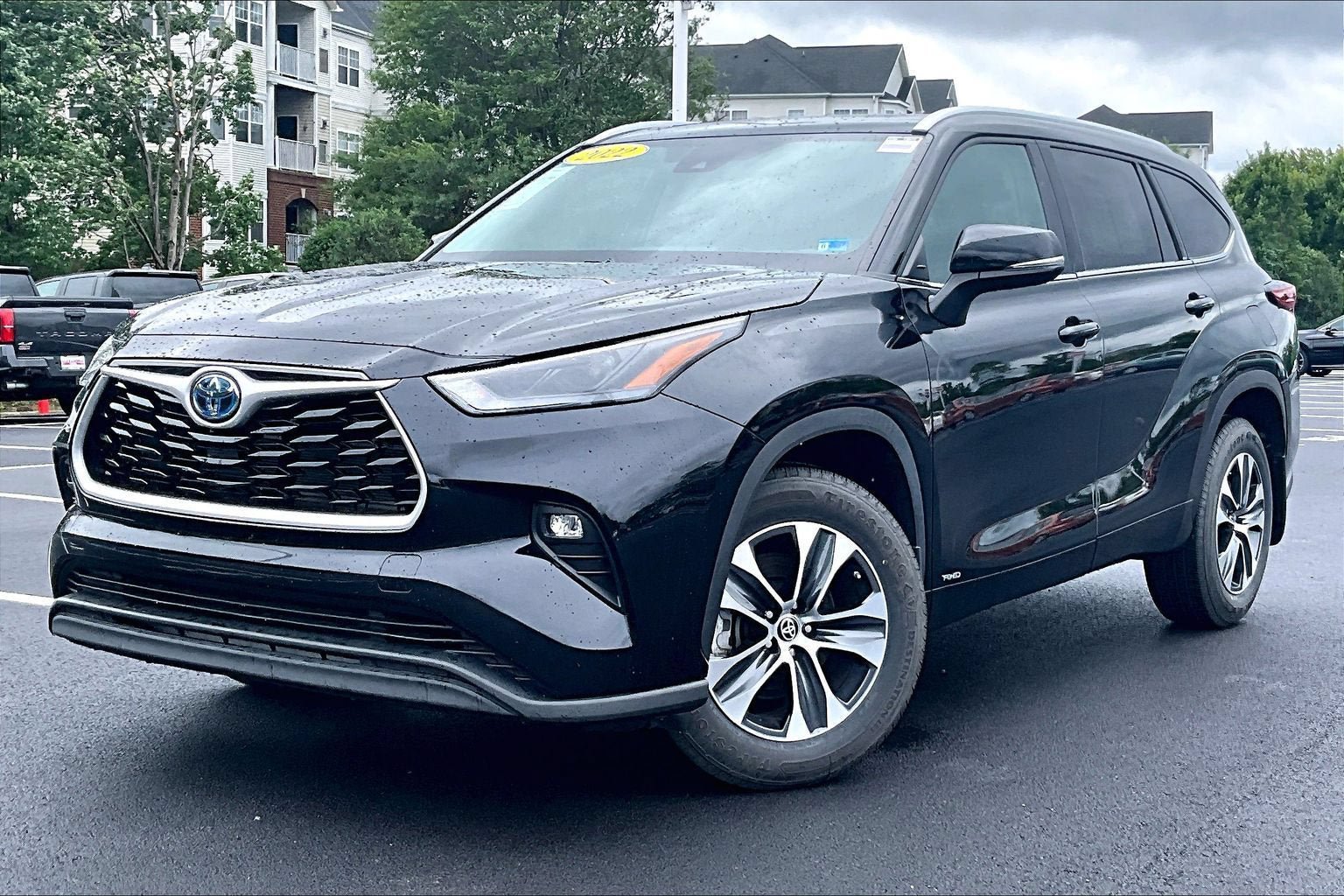 Used 2022 Toyota Highlander XLE AWD/4WD video 1