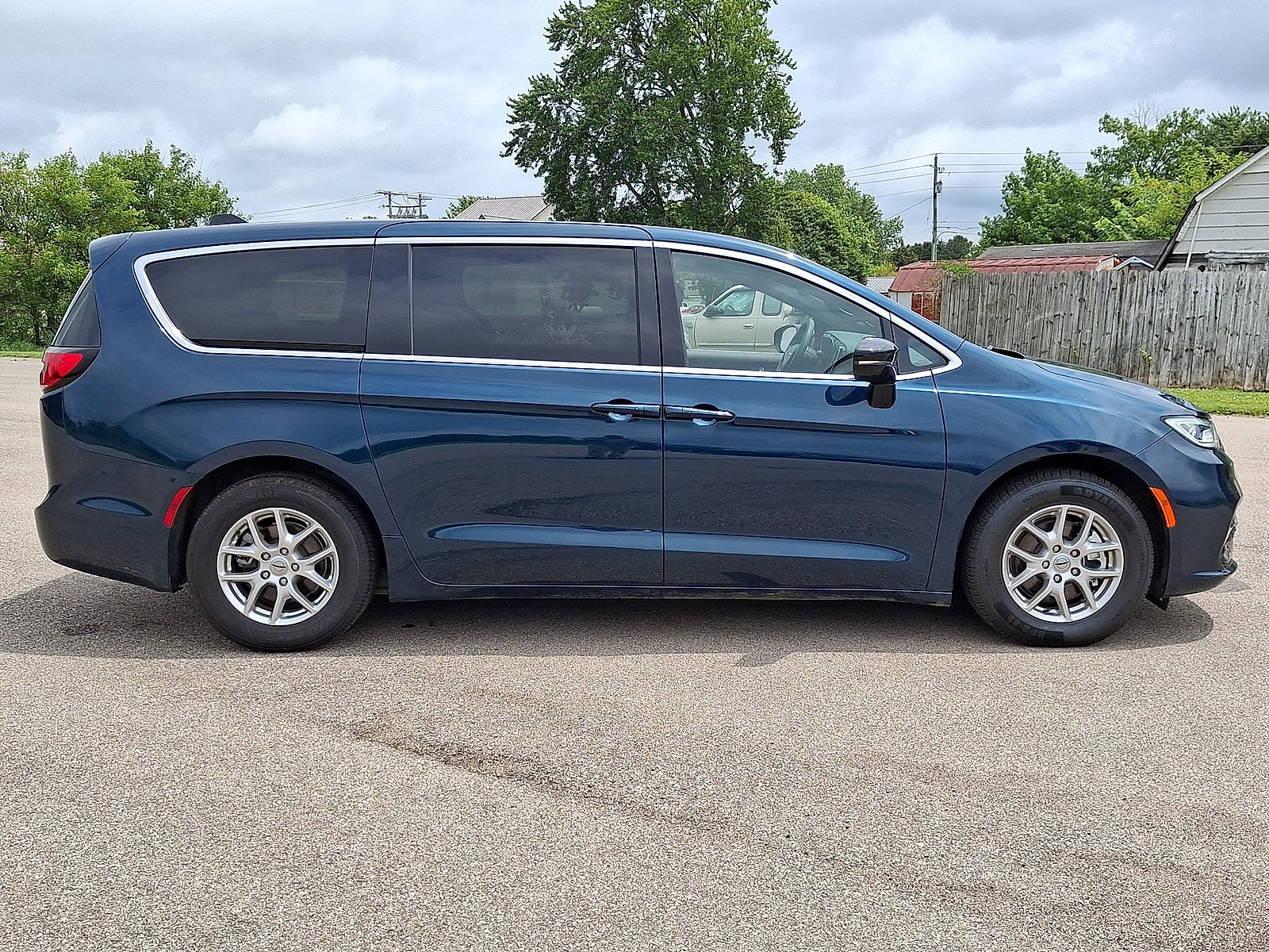 Used 2025 Chrysler Pacifica Select FWD image 26