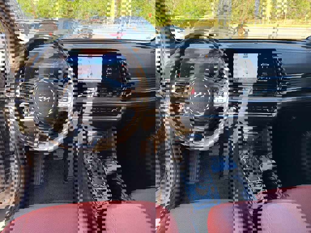 Used 2025 Kia Sportage SX image 23