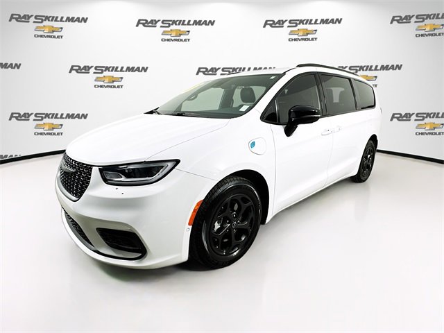 Used 2025 Chrysler Pacifica Premium image 3