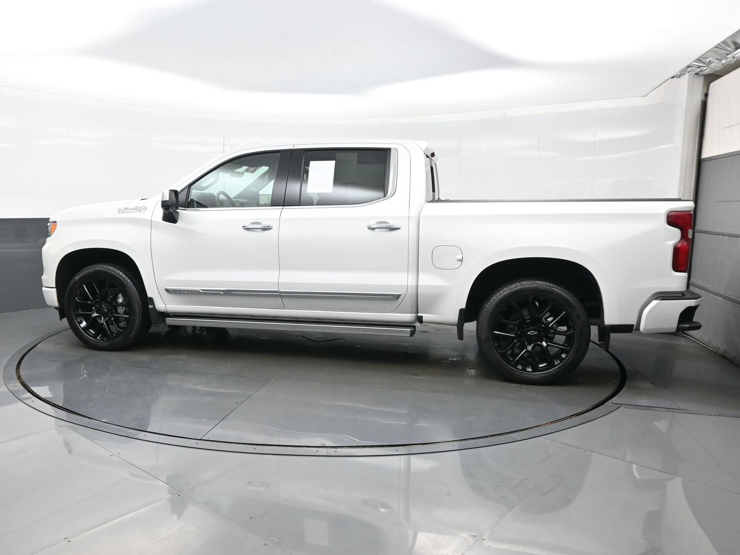 Used 2025 Chevrolet Silverado 1500 High Country AWD/4WD image 3