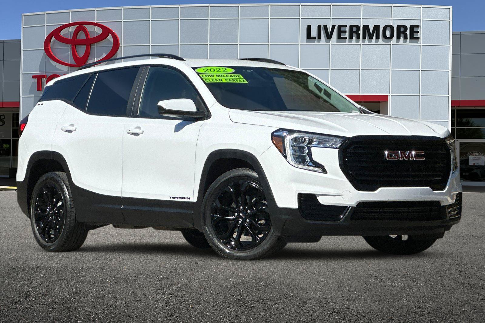 Used 2022 GMC Terrain SLE w/ Driver Convenience Package FWD image 2