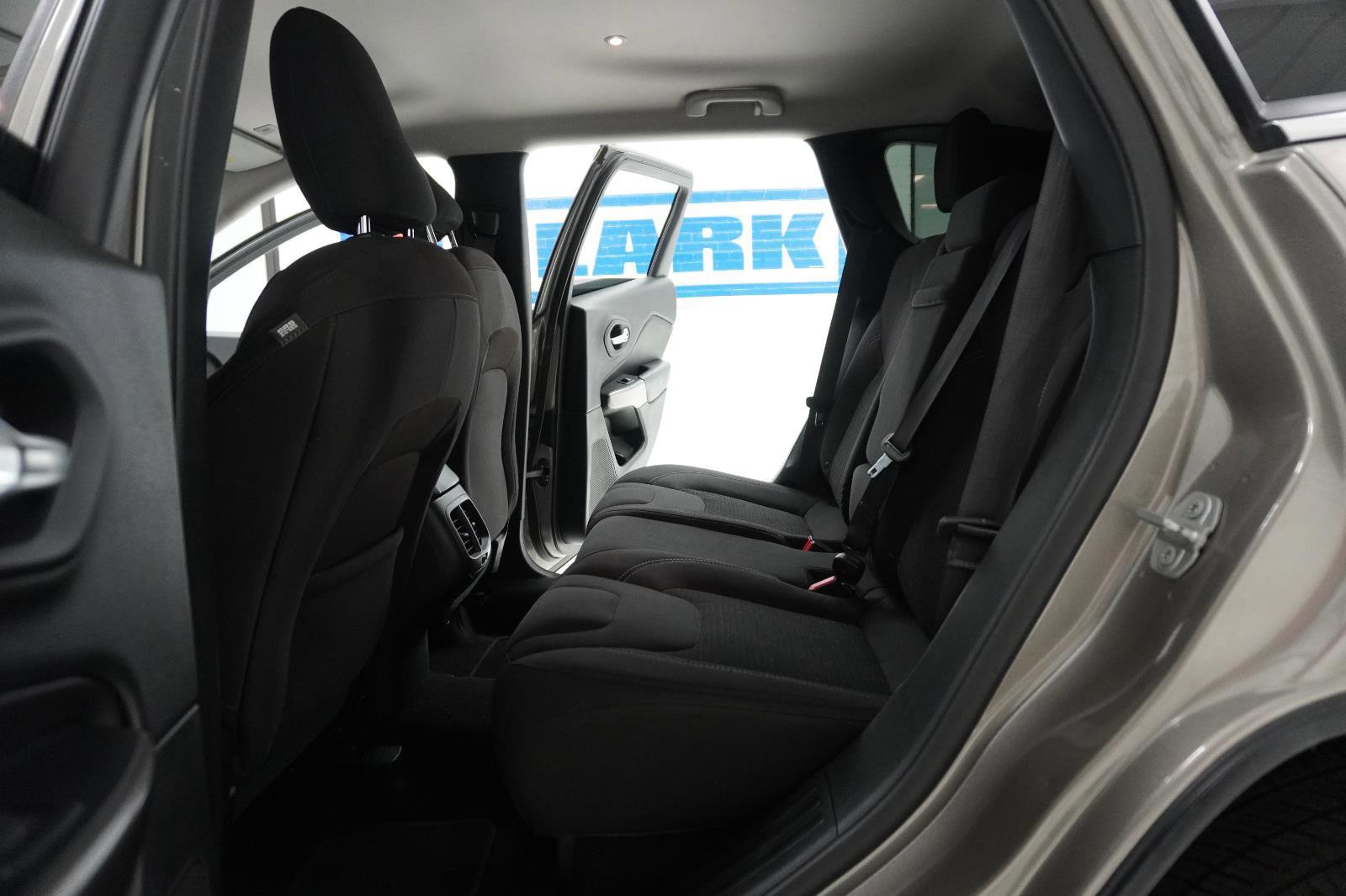 Used 2019 Jeep Cherokee Latitude w/ Popular Appearance Group image 32