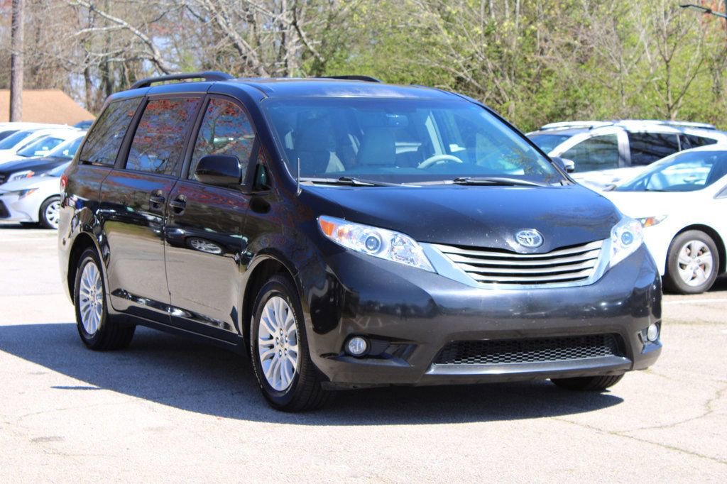 Used 2012 Toyota Sienna XLE image 1