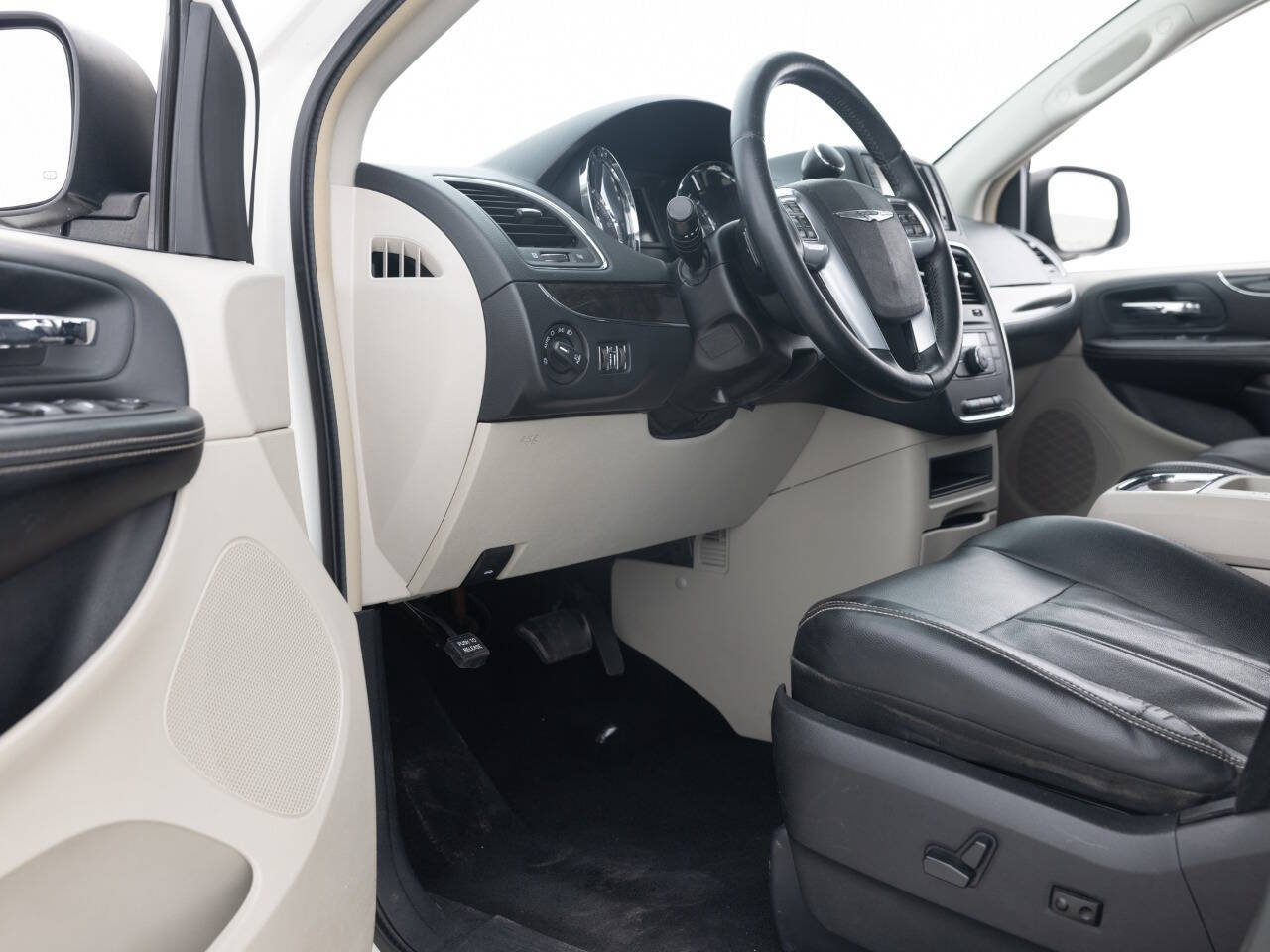 Used 2013 Chrysler Town & Country Touring FWD image 26