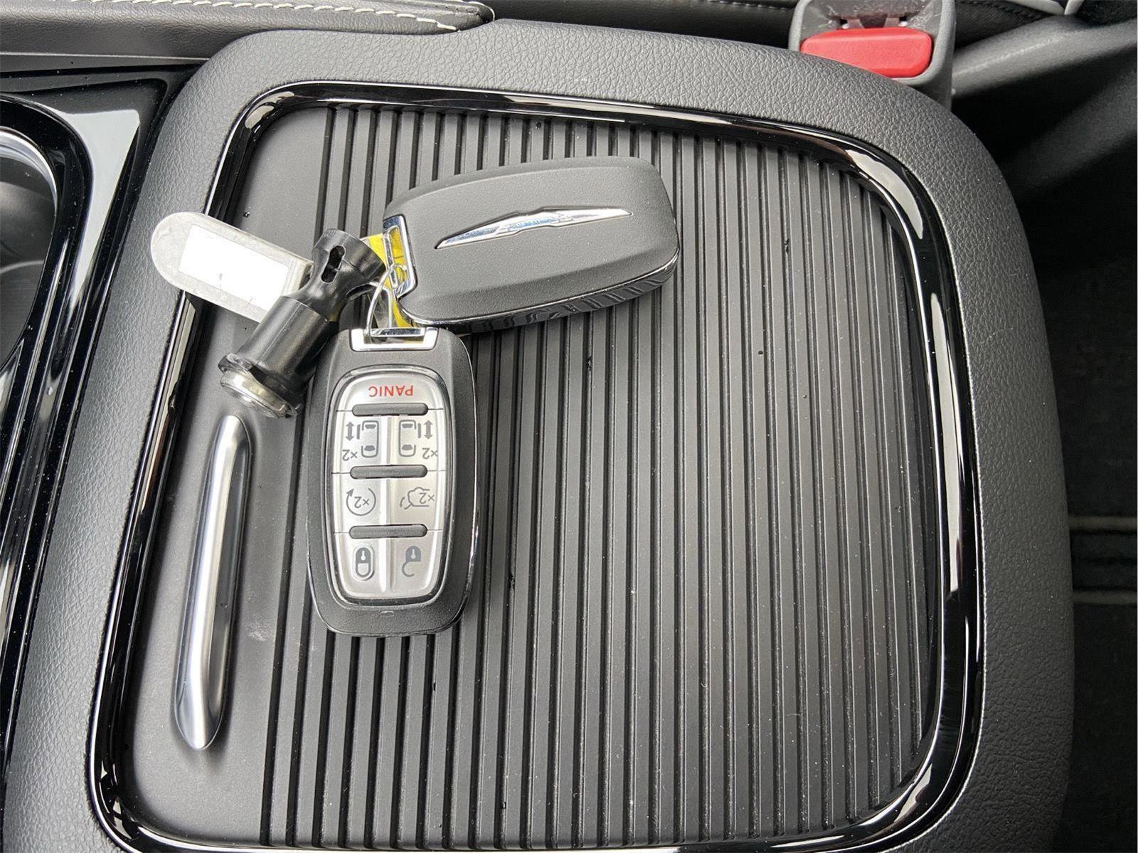 Used 2024 Chrysler Pacifica Limited w/ S Appearance Package FWD image 29