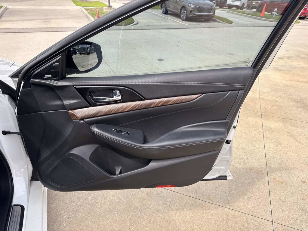Used 2017 Nissan Maxima Platinum FWD image 14