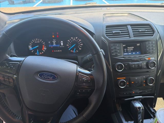 Used 2017 Ford Explorer XLT image 4