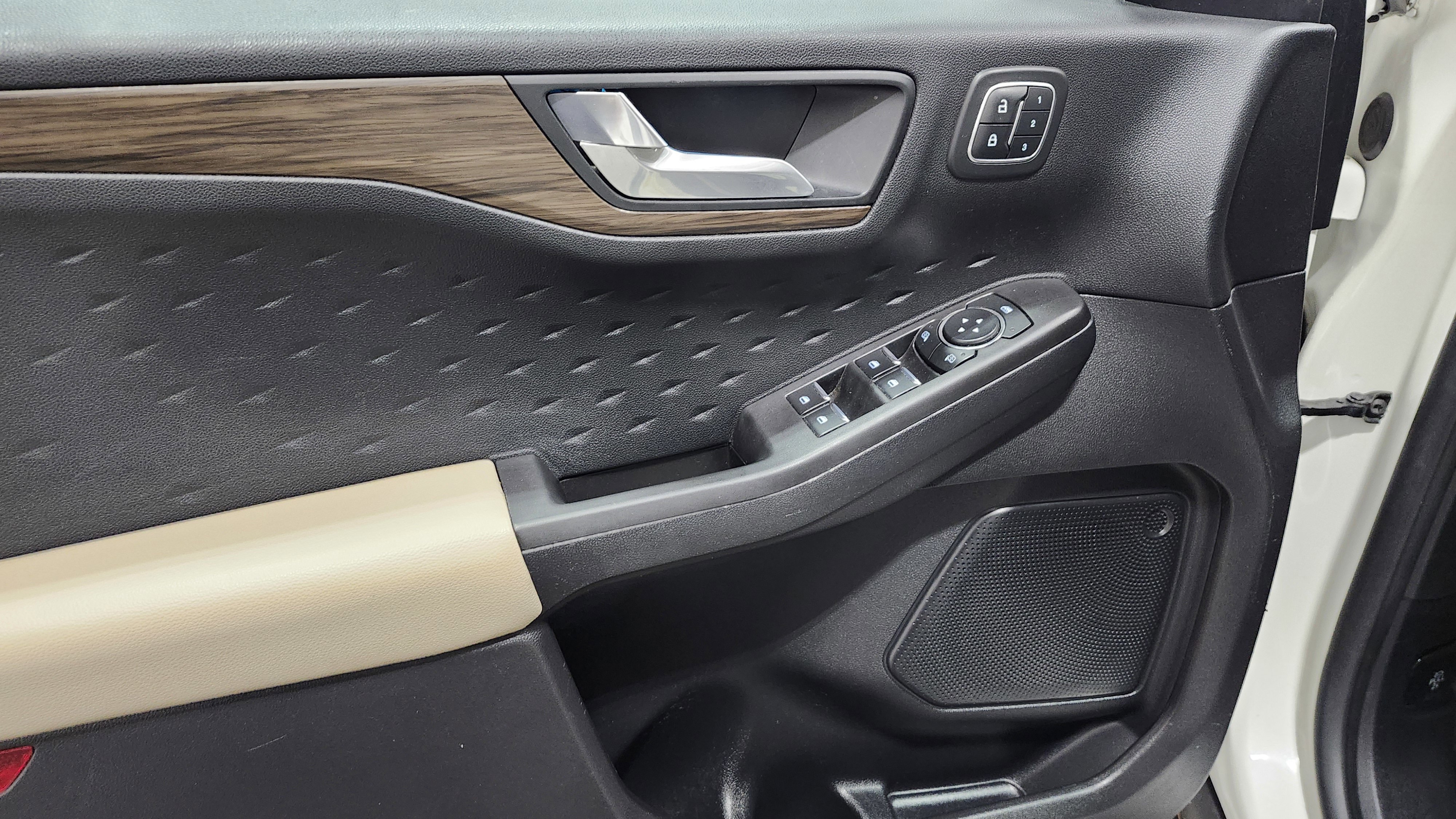 Used 2020 Ford Escape Titanium image 27