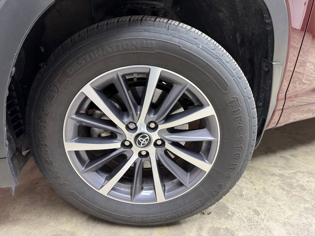 Used 2018 Toyota Highlander XLE image 27