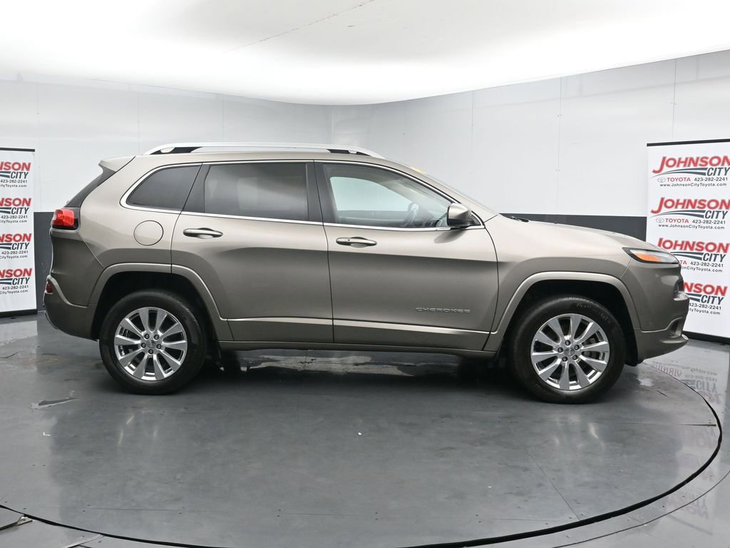 Used 2017 Jeep Cherokee Overland w/ Technology Group AWD/4WD image 9