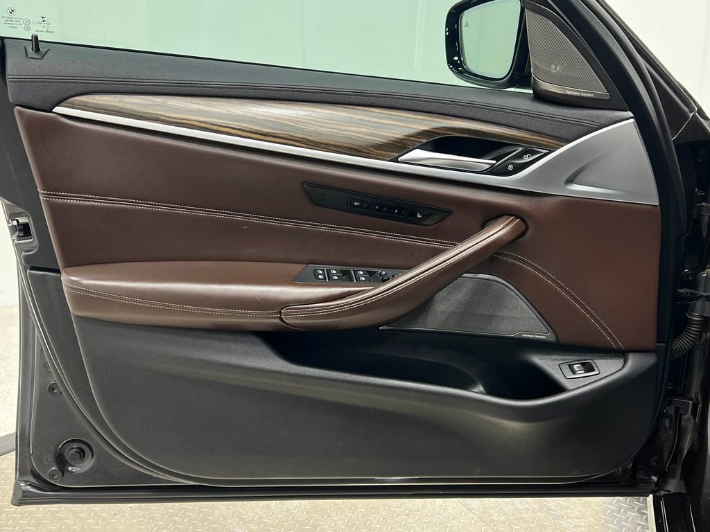 Used 2019 BMW M550i xDrive image 16